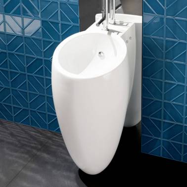 Lavabo a pared color con columna integrada marca Valadares